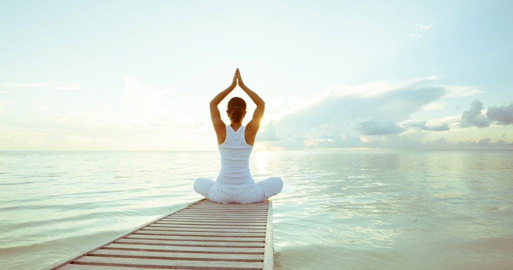 Femme Yoga Kundalini face à l'océan / © DR