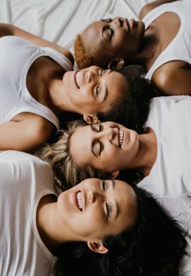 4 visages de femmes allongées les unes contre les autres