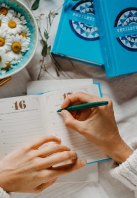 femme écrivant dans son agenda