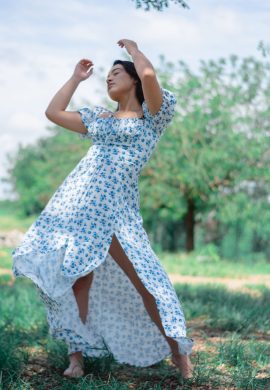 femme qui danse dans la nature