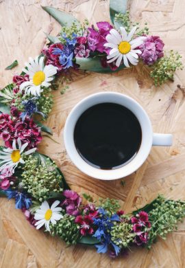couronne de fleurs et tasse de café ou tisane